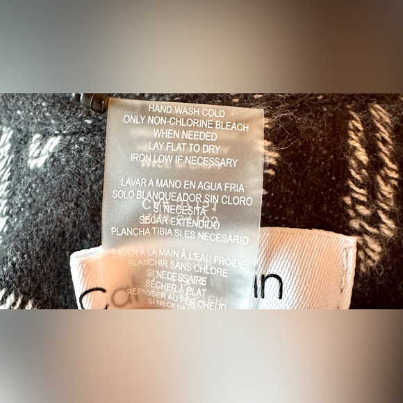 NWT!❄️Calvin Klein!☃️Shrug w/fringes!❄️One Size fits all/black/white - Picture 13 of 13